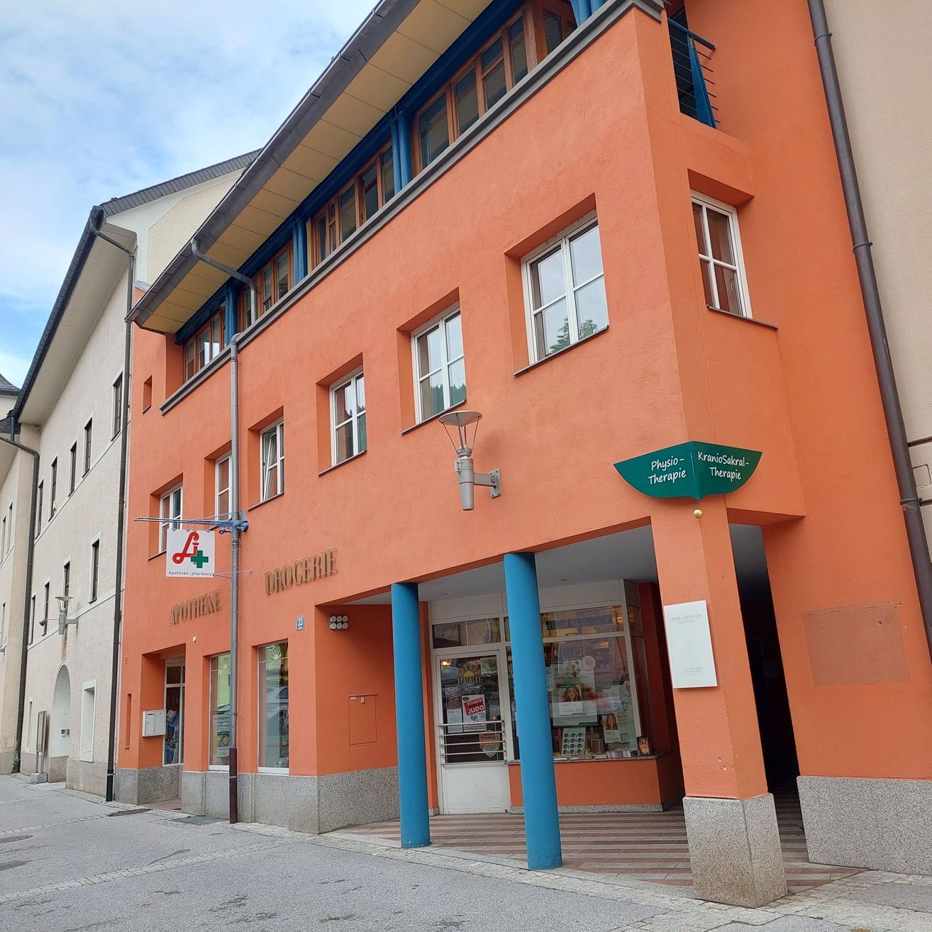 Bild enthält, City, Architecture, Building, Urban, Housing, Street, Monastery, House, Car, Vehicle