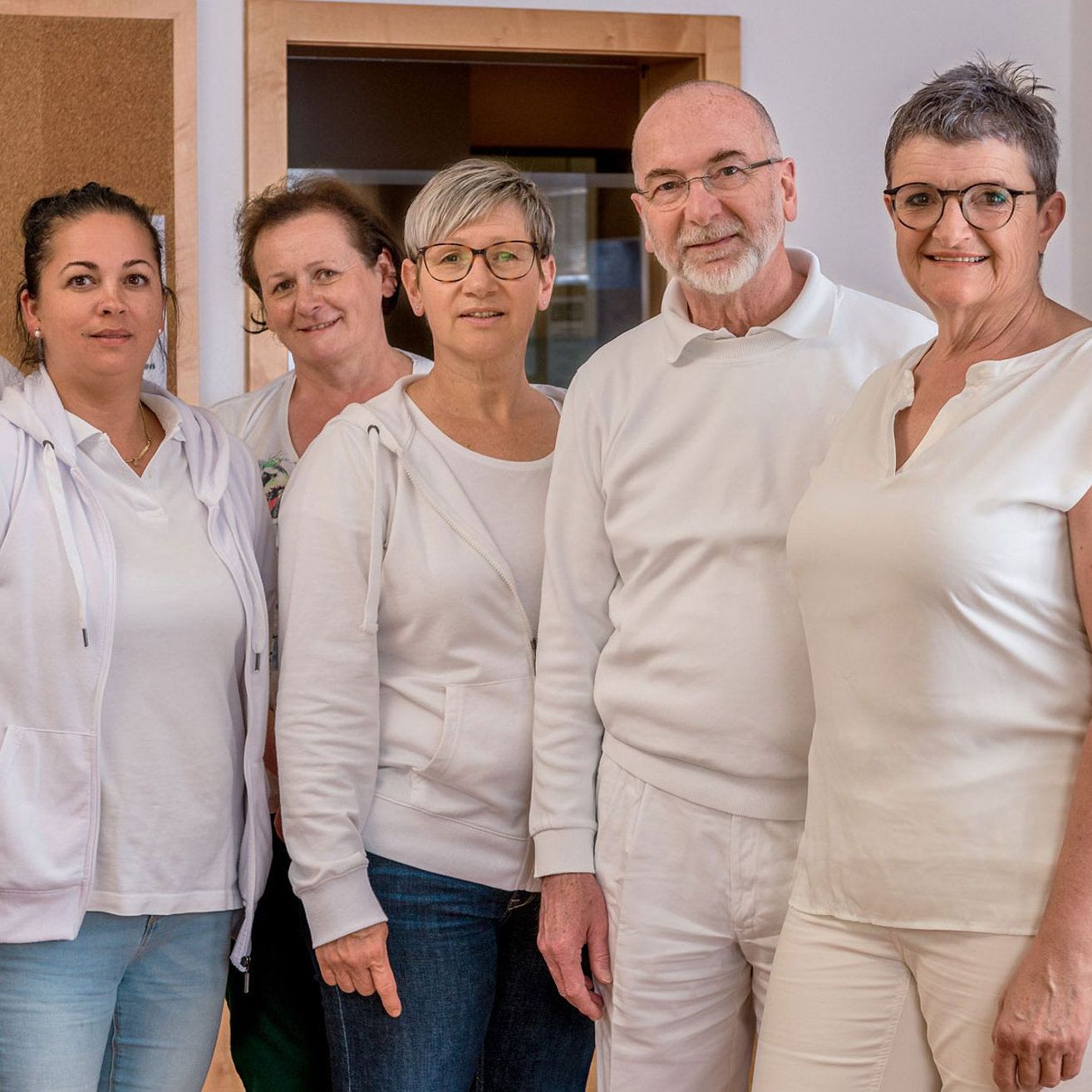 Bild enthält, Groupshot, Person, People, Adult, Female, Woman, Male, Man, Pants, Face
