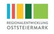 Das Logo für Regionalentwicklung Oststeiermark, ein mehrfarbiges Quadrat mit Text auf weißem Hintergrund.