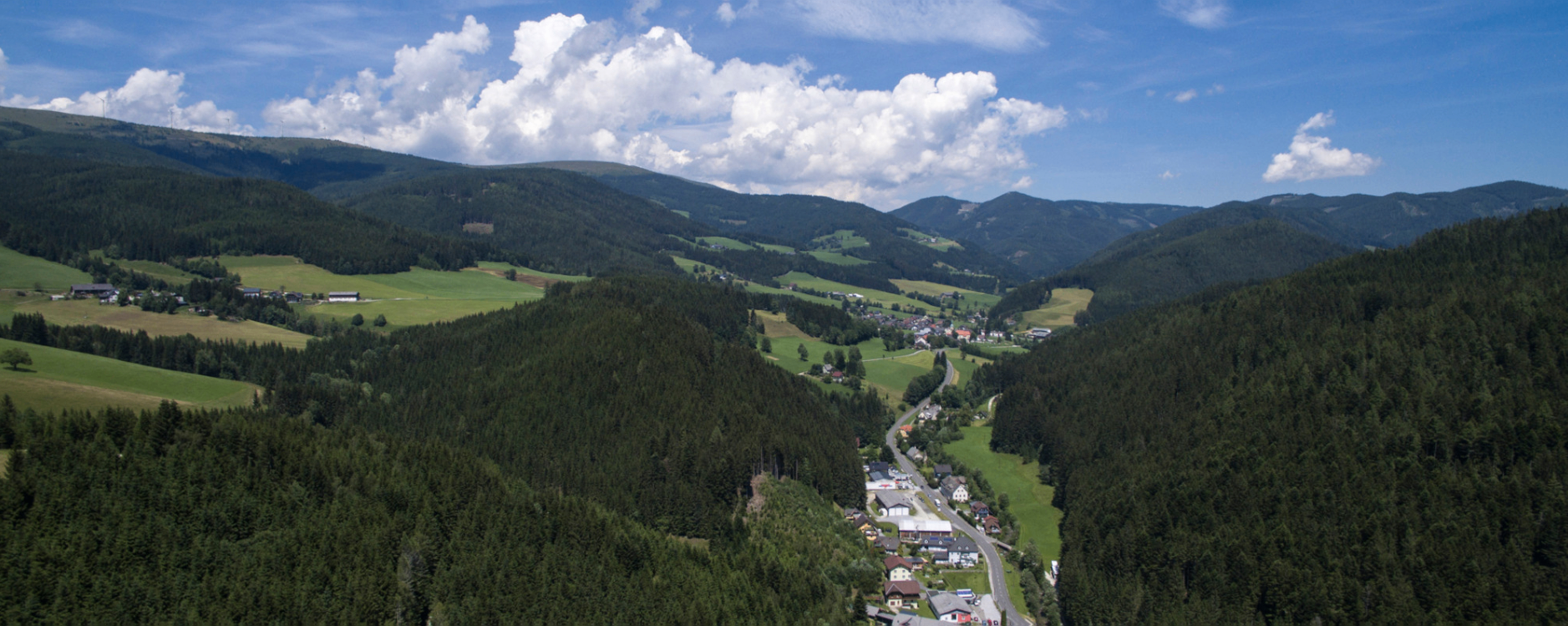 Bild enthält, Outdoors, Nature, Scenery, Mountain, Tree, Slope, Fir, Valley, Mountain Range, Sky