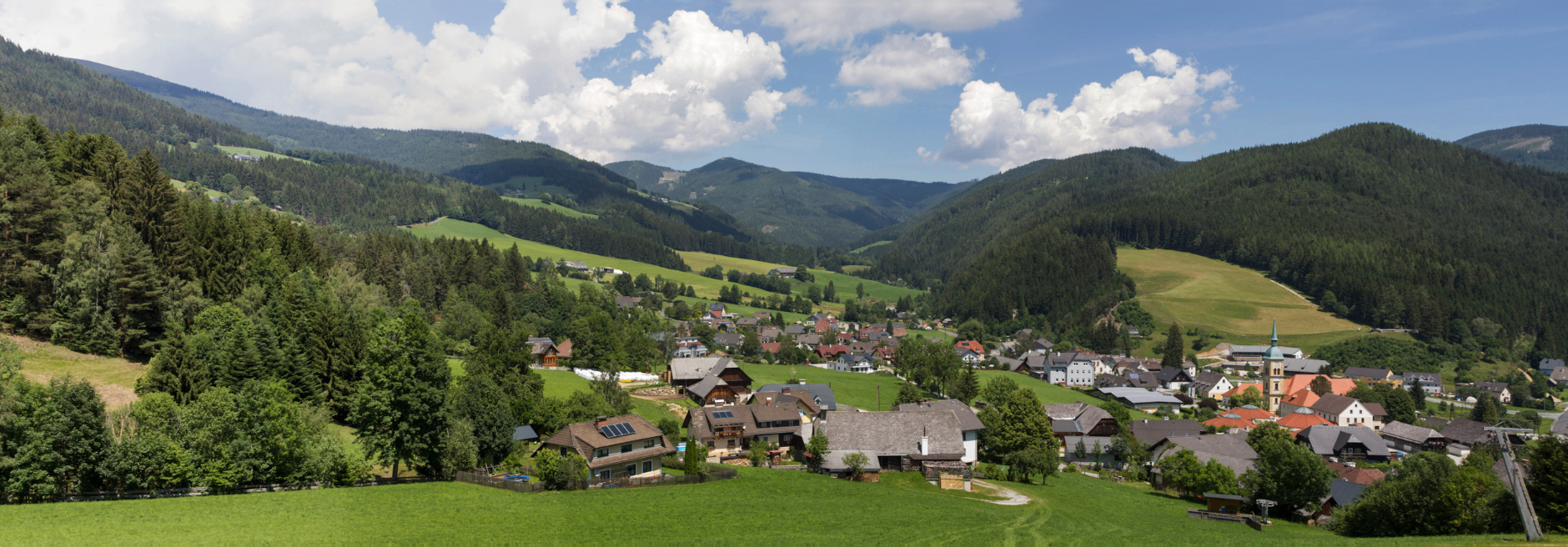 Bild enthält, Outdoors, Nature, Tree, Fir, Countryside, Scenery, Building, Grass, Rural, Neighborhood