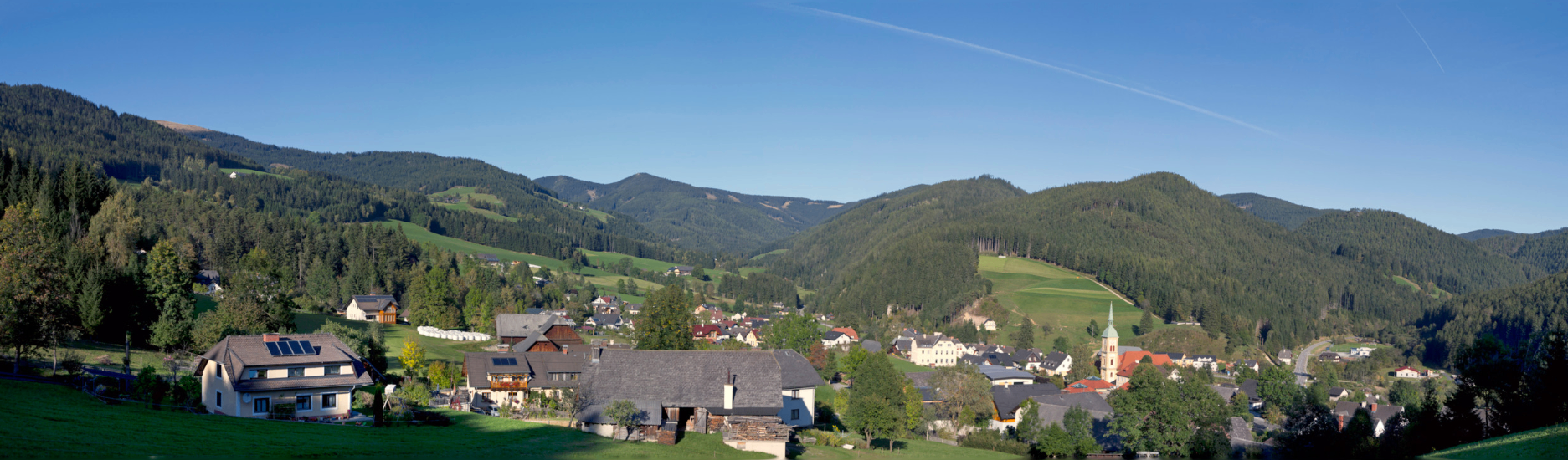 Bild enthält, Nature, Outdoors, Scenery, Fir, Tree, Building, Neighborhood, Grass, Landscape, Countryside