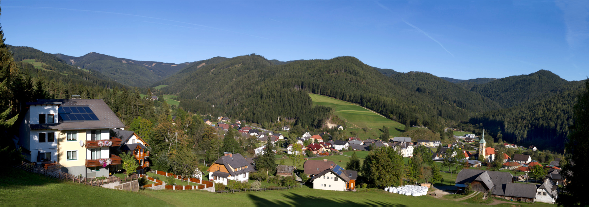Bild enthält, Architecture, Building, Outdoors, Nature, Neighborhood, Countryside, Scenery, Rural, Village, Housing