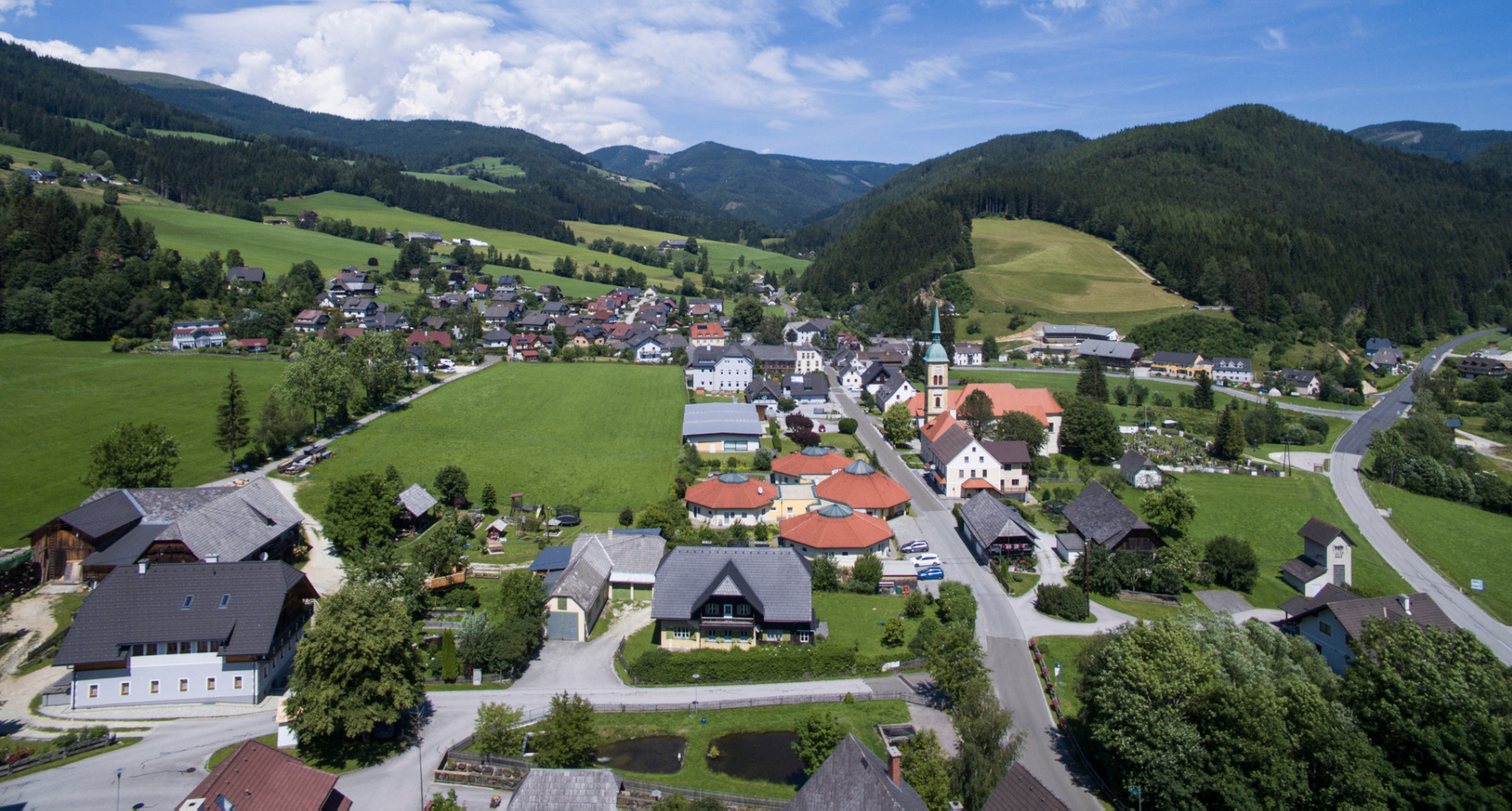 Bild enthält, Outdoors, Architecture, Building, Housing, House, Aerial View, Nature, Driveway, Suburb