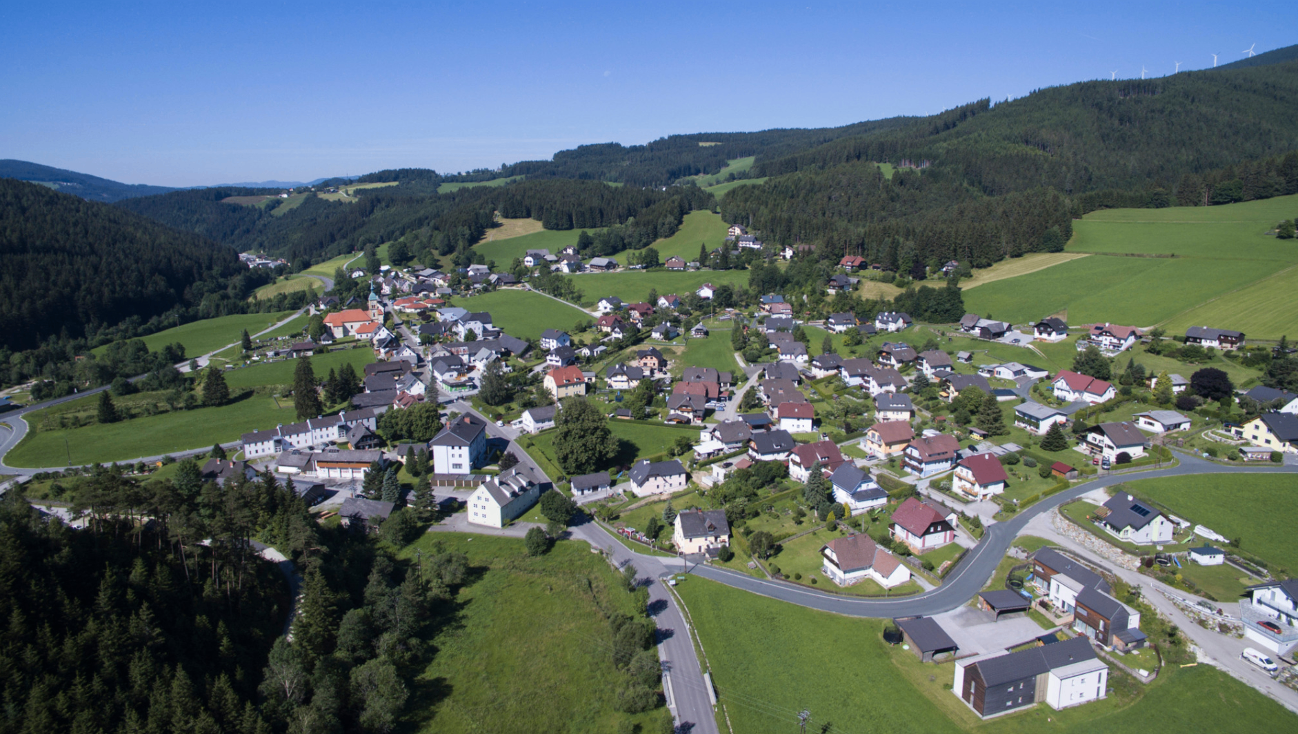 Bild enthält, Outdoors, Architecture, Building, Suburb, Neighborhood, Nature, Aerial View, Countryside