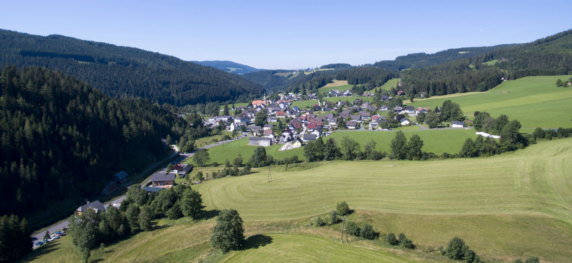 Bild enthält, Outdoors, Nature, Tree, Fir, Scenery, Grass, Countryside, Field, Landscape, Rural