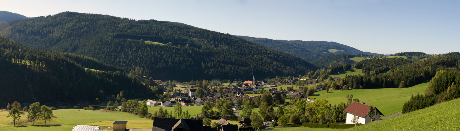 Bild enthält, Landscape, Nature, Outdoors, Scenery, Tree, Grass, Building, Fir, Panoramic, Countryside
