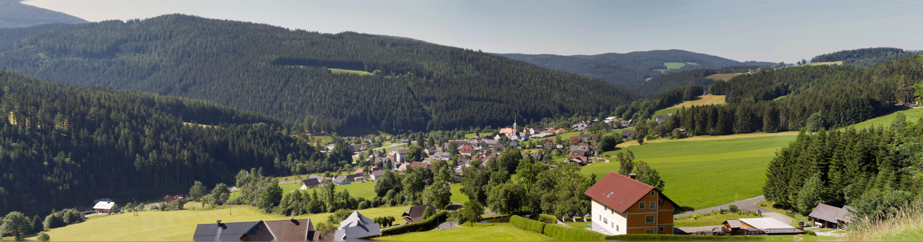 Bild enthält, Tree, Fir, Nature, Outdoors, Scenery, Building, Landscape, Grass, Countryside, Mountain