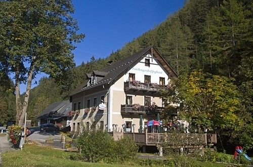 Bild enthält, Architecture, Building, Hotel, Resort, Cottage, Housing, Outdoors, Nature, Car, Countryside