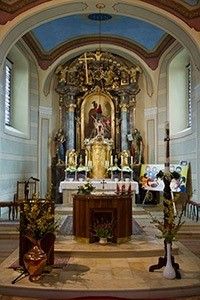 Bild enthält, Altar, Architecture, Building, Church, Prayer, Festival, Hanukkah Menorah, Person