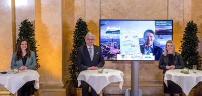 Bild enthält, Adult, Female, Person, Woman, People, Tablecloth, Table, Male, Man, Suit