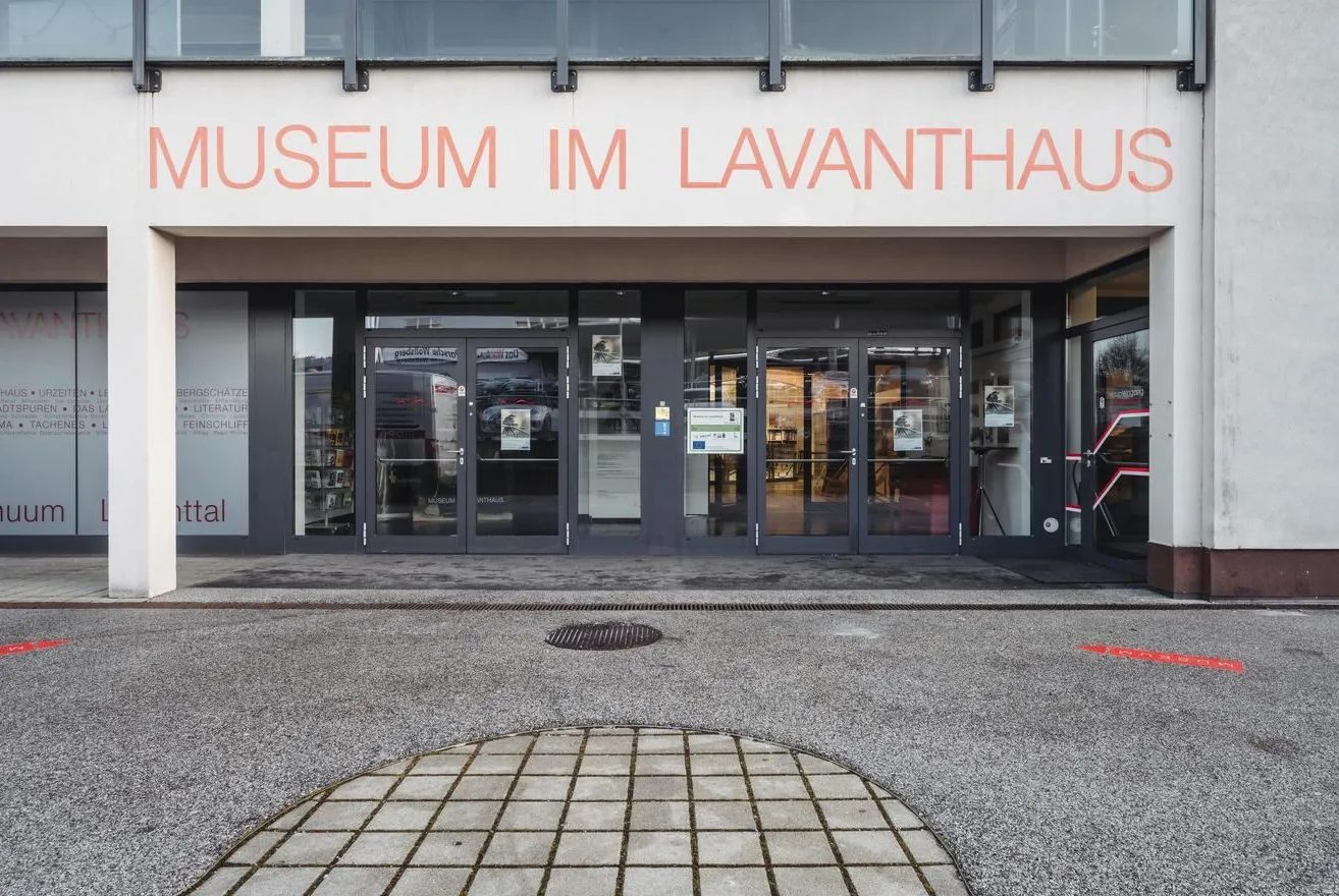 Der Eingang des Museums im Lavanthaus hat Glastüren und ein Schild, das Museum im Lavanthaus lautet.