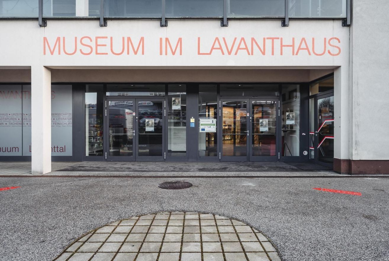 Der Eingang des Museums im Lavanthaus hat Glastüren und ein Schild, das Museum im Lavanthaus lautet.