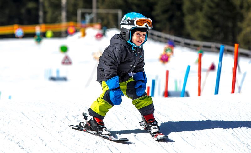 Bild enthält, Nature, Outdoors, Glove, Boy, Child, Male, Person, Snow, Skiing, Snowboarding