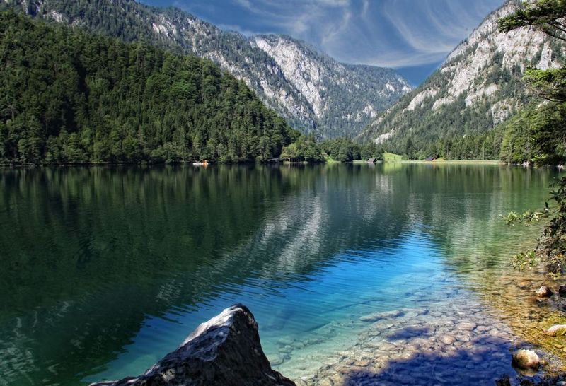 Bild enthält, Nature, Outdoors, Scenery, Lake, Water, Wilderness, Landscape, Vegetation, Tree, Peak