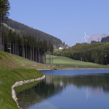 Bild enthält, Nature, Outdoors, Field, Scenery, Water, Grass, Lake, Bench, Golf Course