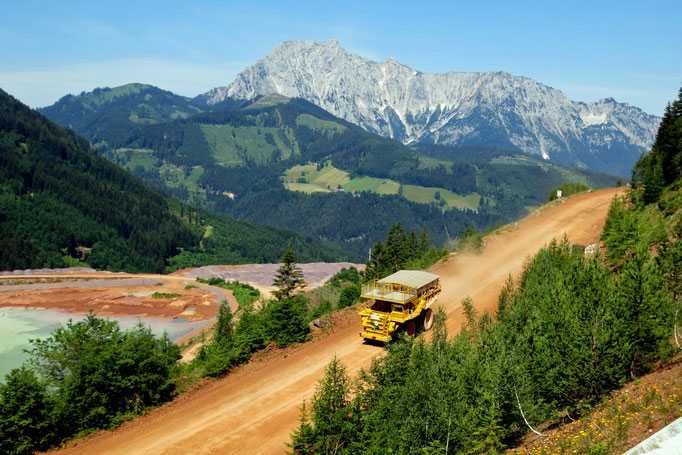 Bild enthält, Slope, Nature, Outdoors, Scenery, Truck, Vehicle, Road