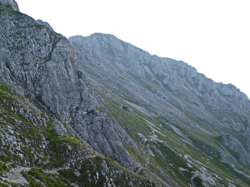 Bild enthält, Slope, Mountain, Mountain Range, Nature, Outdoors, Peak, Cliff, Rock, Countryside, Scenery