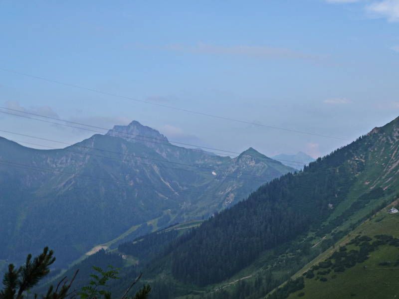 Bild enthält, Slope, Mountain, Mountain Range, Nature, Outdoors, Peak, Scenery, Vegetation, Tree, Woodland