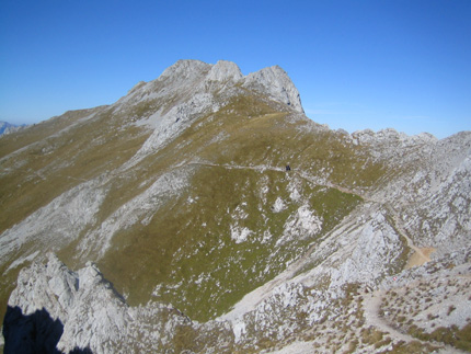 Bild enthält, Mountain, Mountain Range, Nature, Outdoors, Peak, Slope, Countryside, Hill, Scenery, Wilderness