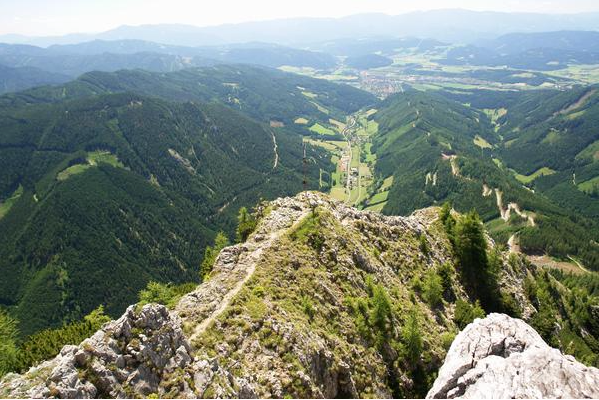 Bild enthält, Nature, Outdoors, Scenery, Slope, Mountain, Wilderness, Mountain Range, Peak, Vegetation, Woodland
