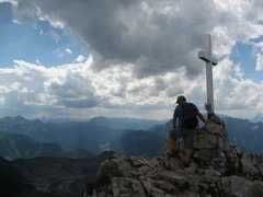 Bild enthält, Cross, Symbol, Nature, Outdoors, Adult, Male, Man, Person, Sky, Hiking