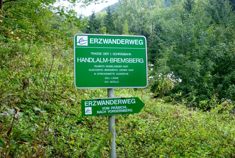 Bild enthält, Sign, Symbol, Vegetation, Nature, Outdoors, Trail, Road Sign, Rainforest, Tree
