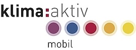 Das Bild zeigt das Logo von 'klima:aktiv mobil'. Es besteht aus einer Reihe farbiger Kreise, wobei 'klima:aktiv' in fetter, stilisierter Schrift und 'mobil' darunter in kleinerer Schrift steht. Die Farben reichen von Lila bis Gelb und repräsentieren ein Farbspektrum.