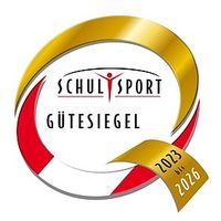 Das Bild zeigt ein Logo für das Schulsport-Gütesiegel, ein deutsches Schulsport-Siegel, gültig von 2023 bis 2026. Das Logo hat ein goldenes Band und einen roten und weißen Hintergrund mit dem Text 'SCHULSPORT GUTESIEGEL'.