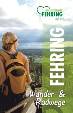 Eine Frau mit einem gelben Rucksack fährt auf einem Wanderweg mit dem Fahrrad und blickt auf eine wunderschöne Landschaft mit grünen Hügeln, Bergen und einem klaren Himmel.