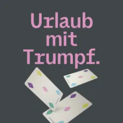 Auf einem grauen Hintergrund sind die Worte 'Urlaub mit Trumpf' in einer verspielten Schrift zu sehen. Darunter schweben drei farbenfrohe Karten mit Rautenformen. Das Bild ist leichtherzig und einladend.