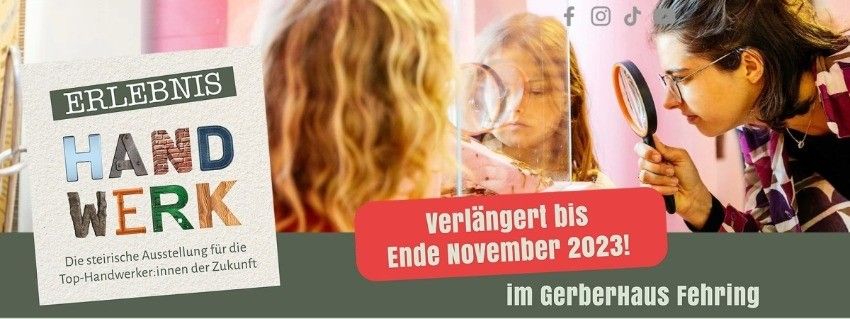Plakat für eine Ausstellung mit einem Mädchen mit langen Haaren, das mit einer Lupe in einen Spiegel schaut. Das Plakat enthält die Wörter 'Erlebenis Handwerk' und ein rotes Banner mit dem Text 'Verlängert bis Ende November 2023!'. Das Bild zeigt auch Social-Media-Symbole.