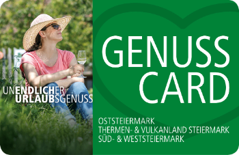 Eine Frau in einem rosa T-Shirt und Jeans sitzt auf dem Gras, hält ein Weinglas und trägt einen Strohhut. Der Plakattext lautet 'Genuss Card' und beinhaltet den Text 'Unendlicher Urlaubsgenuss' und 'Oststeiermark Thermen- & Vulkanland Steiermark Sud- & Weststeiermark.'