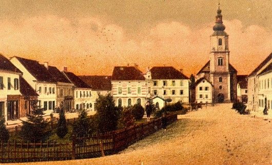 Ein altes Bild einer Stadt mit Gebäuden und einem Kirchturm, in Sepiaton gemalt.