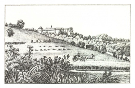 Eine Schwarz-Weiß-Zeichnung zeigt ein Schloss auf einem Hügel, umgeben von Bäumen und Feldern. Darunter bewegt sich eine Kutsche mit Pferden über ein Feld. Im Vordergrund sind Menschen bei der Arbeit und Blumen.