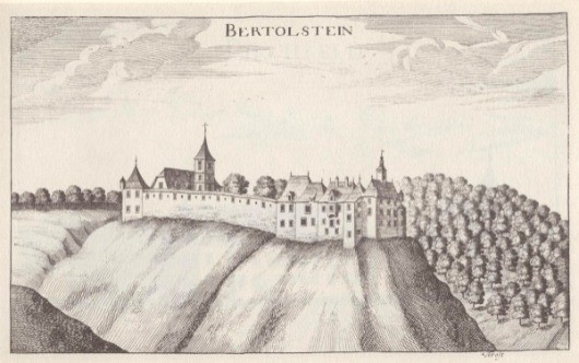 Eine historische Skizze zeigt die Burg Bertolstein auf einem Hügel mit umliegenden Bäumen und einem bewölkten Himmel.