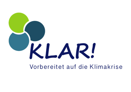 Ein Logo auf schwarzem Hintergrund zeigt drei Kreise in Gelb, Blau und Himmelblau mit dem Wort KLAR! darunter. Darunter steht 'Vorbereitet auf die Klimakrise'.