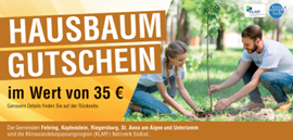 Ein Werbeplakat zeigt einen Mann und eine Frau beim Pflanzen eines Baums. Es steht Hausbaum Gutschein im Wert von 35 € und enthält ein Logo.
