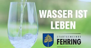 Ein Glas Wasser mit einem Logo und Text, 'Wasser Leben STADTGEM FEHR' auf grünem Hintergrund.
