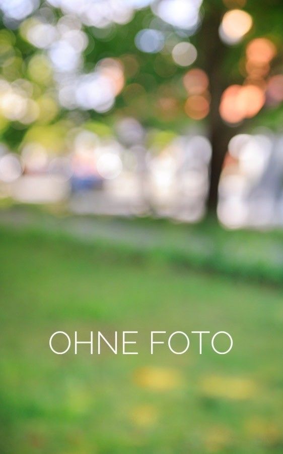 Ein verschwommenes Bild eines Grasfeldes mit Bäumen und entfernten Objekten, mit dem überlagerten Text 'OHNE FOTO' in Weiß.