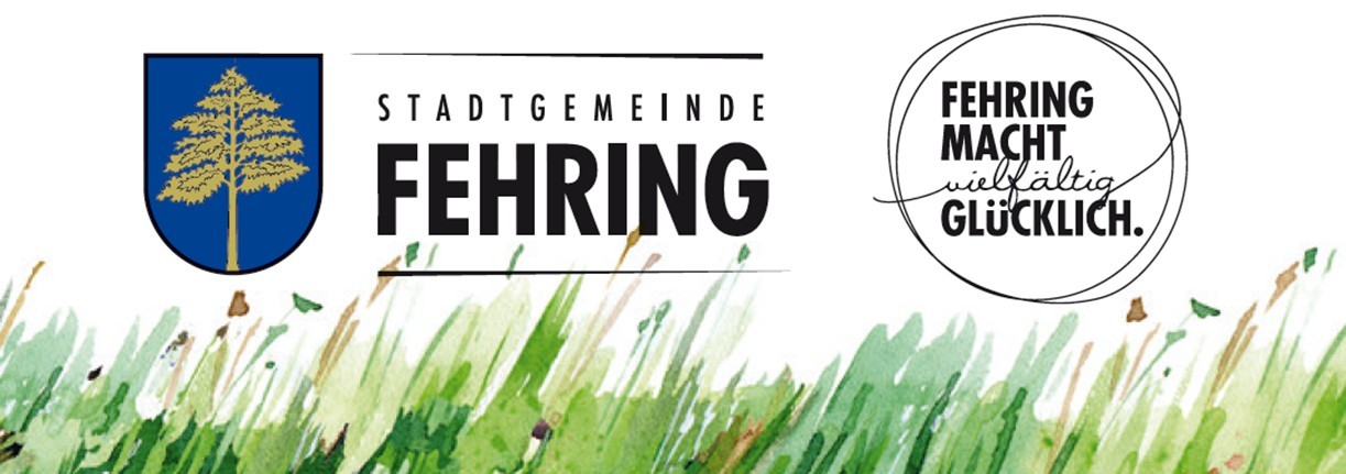 Eine Werbung für die Stadt Fering mit einem Logo, auf dem die Worte 'Fehring Macht Wildfalt Gluckli' und eine Illustration von Gras zu sehen sind.