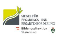Ein weißer Hintergrund mit einem grünen Blattdesign und dem Text 'SIEGEL FUR BEGABBUNGS- UND BEGABBTENFORDERU'. Darunter befindet sich ein Gleichheitszeichen, gefolgt von 'Bildungsdirektion Steiermark'.