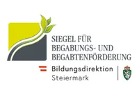Ein weißer Hintergrund mit einem grünen Blattdesign und dem Text 'SIEGEL FUR BEGABBUNGS- UND BEGABBTENFORDERU'. Darunter befindet sich ein Gleichheitszeichen, gefolgt von 'Bildungsdirektion Steiermark'.