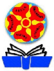 Ein kreisförmiges Logo zeigt ein rotes Blumendesign mit gelben Blütenblättern und rotem Text, das auf einem offenen Buch mit blauen Einbänden ruht. Der Text in der Mitte ist rot, während der äußere Text weiß ist.