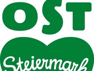 Das Logo für OST Steiermark ist grün mit weißem Text. Die Buchstaben OST sind in einer stilisierten Schriftart über dem Wort Steiermark angeordnet und bilden eine Herzform.