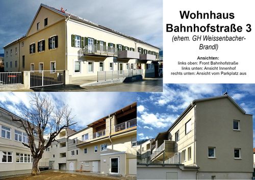 Drei Ansichten eines gelben Gebäudes mit Balkonen und Fenstern. Die obere Ansicht zeigt die Vorderseite, die untere linke die Seite und die untere rechte die Rückseite.