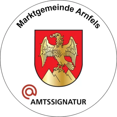 Ein rundes Emblem mit einem goldenen Adler auf einem roten Schild, beschriftet mit 'Marktgemeinde Arnfels' und einem '@' Symbol darunter. Darunter steht der Schriftzug 'AMTSSIGNATUR'.