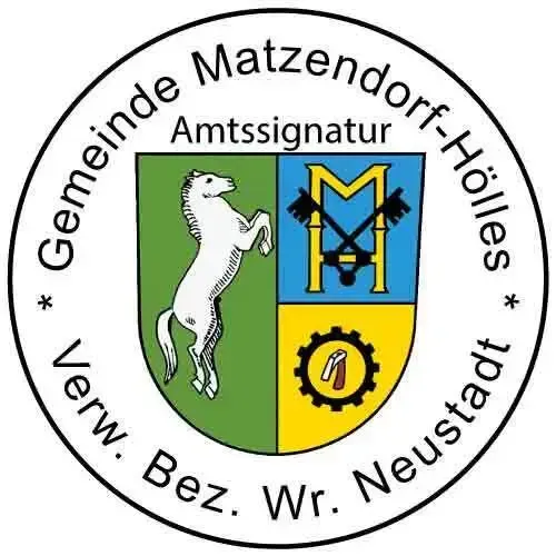 Das Wappen von Matzendorf-Hollbrun zeigt ein weißes Pferd auf grünem Hintergrund, einen blauen Schild mit gelben Werkzeugen und einem gelben Zahnrad. Es ist umgeben von der Aufschrift 'Amtssiganatur Gemeinde Matzendorf-Hollbrun'.