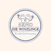 Ein kreisförmiges Logo mit beigem Hintergrund zeigt zwei Kinder, die einen Schmetterling und einen Ball halten. Der Text 'DIE WINZLIGE' ist in fetten, großgeschriebenen Buchstaben über den Kindern geschrieben und 'Kinderbetreuung' darunter. Das Logo ist von einem blauen Rand umgeben.
