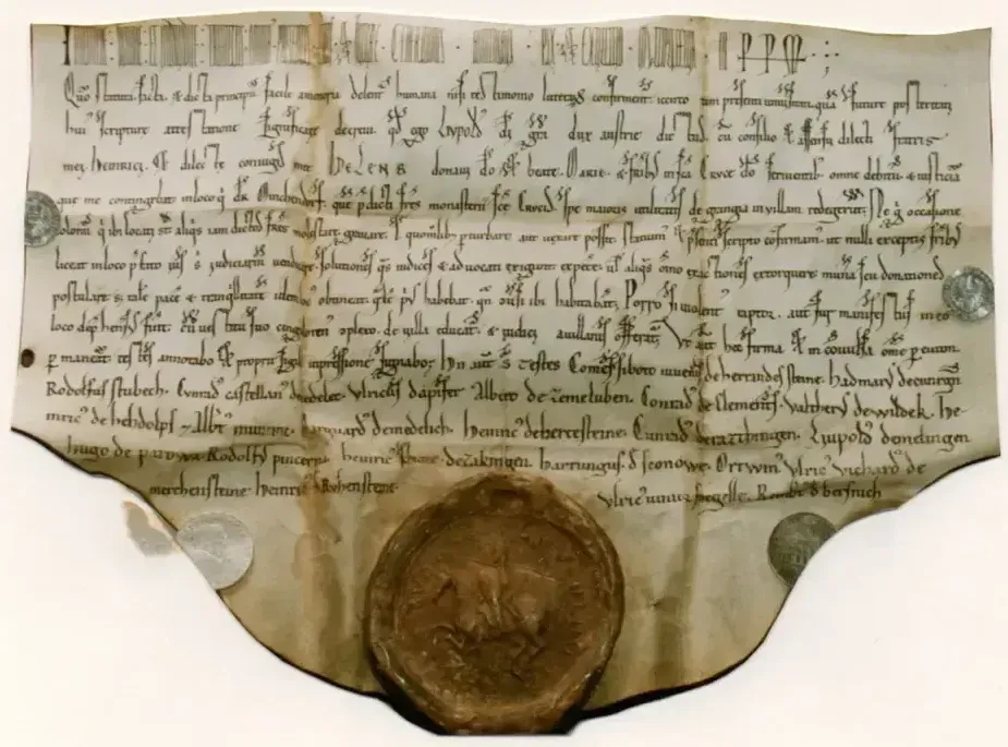 Ein altes Dokument mit einem Siegel, geschrieben in einer archaischen Schrift, die historische Transaktionen und Vereinbarungen detailliert, möglicherweise im Zusammenhang mit Land oder Eigentum.